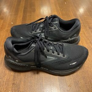 Brooks adrenaline gts 23, cushion support sneakers, size 9, black